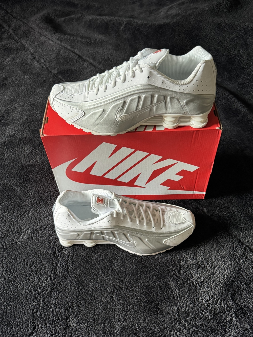 Nike Shox R4. White/Metallic Silver-White Mens Size 12.5 BRAND NEW NEVER WORN - Picture 2 of 6